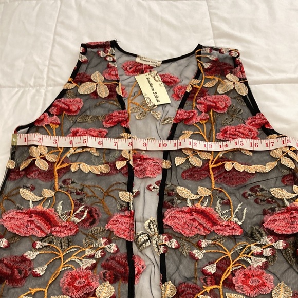 Ladies sheer floral vest - Picture 5 of 7